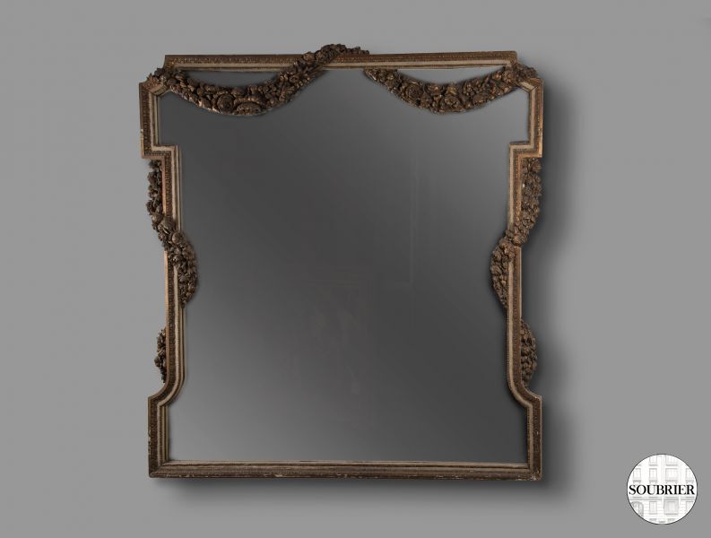 Giltwood mirror with garlands
