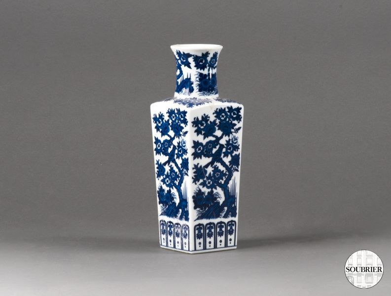 White & blue chinese porcelain vase