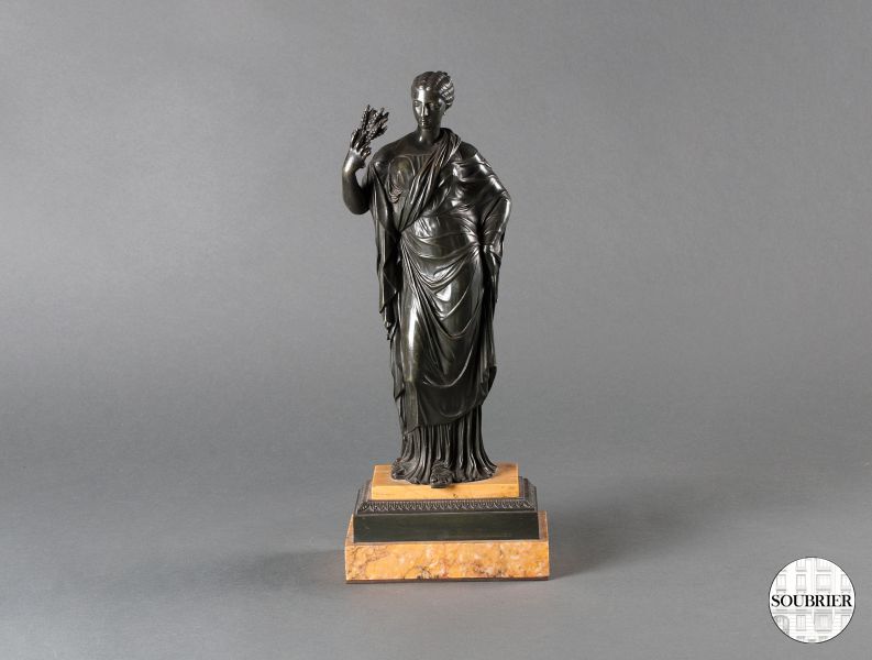 Statue d'une femme en bronze