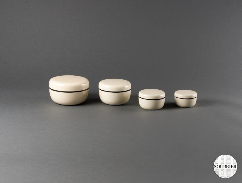 Series of round boxes