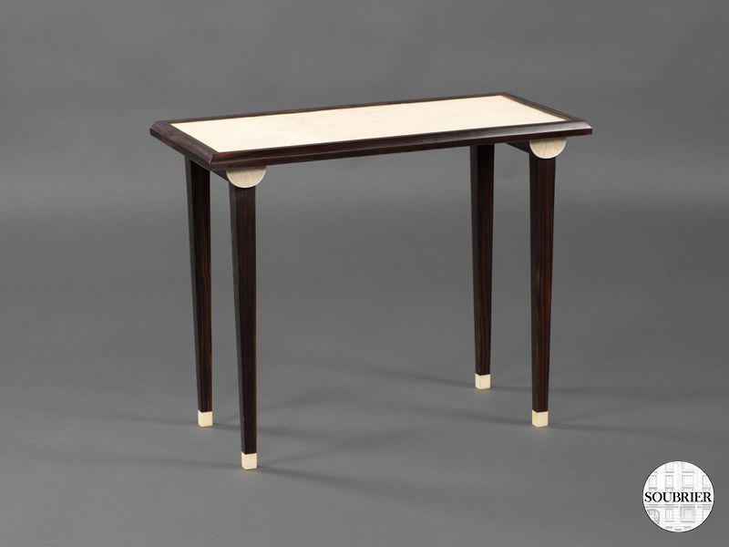 Petite table d'appoint dessus galuchat