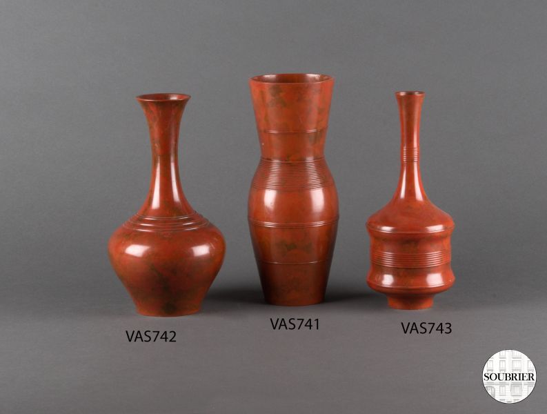 Vases en bronze patinés de rouge