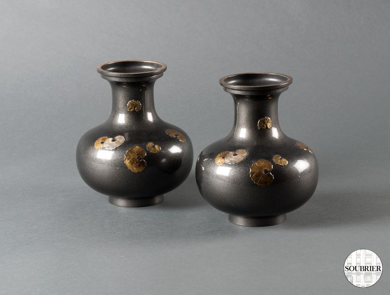 Deux vases en bronze patiné