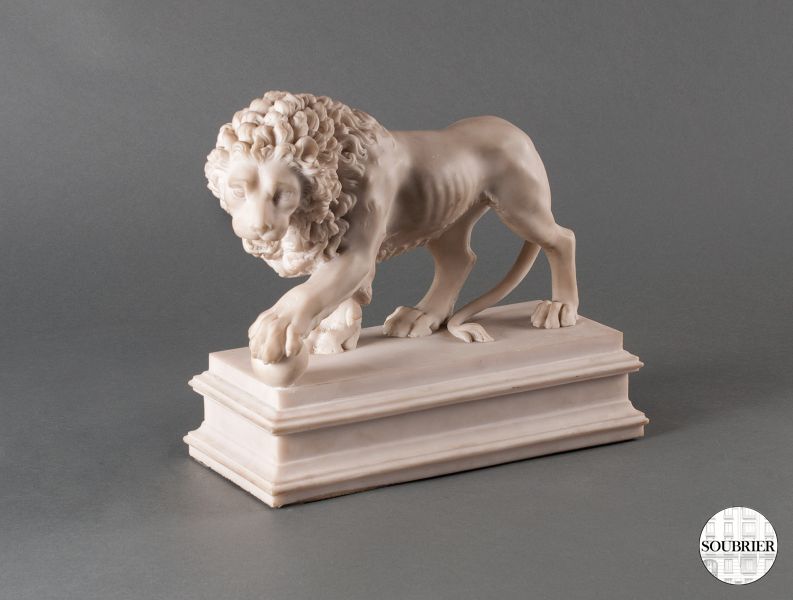 Lion en marbre blanc