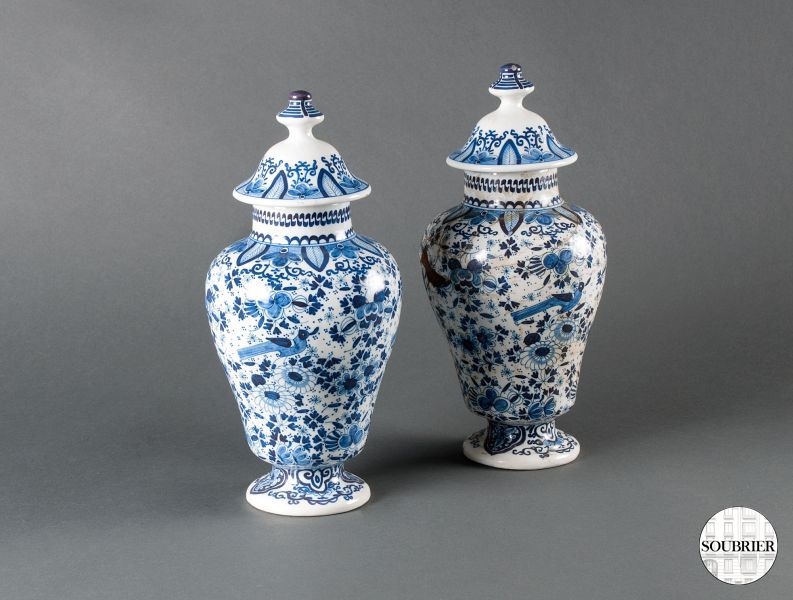 Deux vases en porcelaine