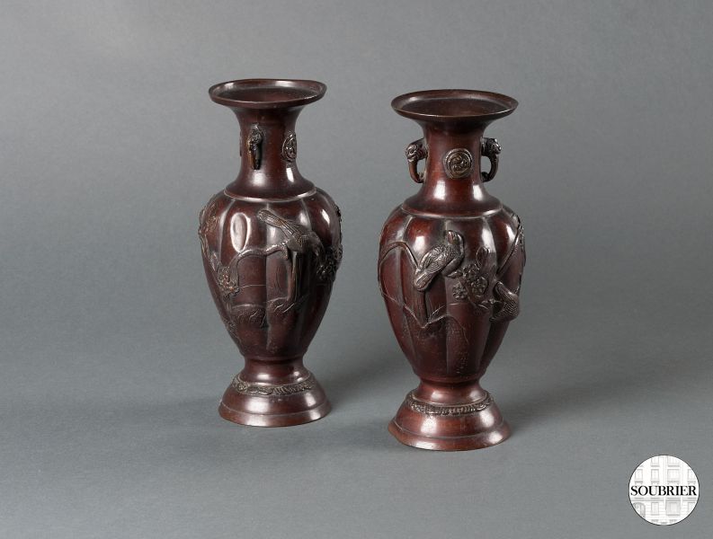 Deux vases chinois en bronze