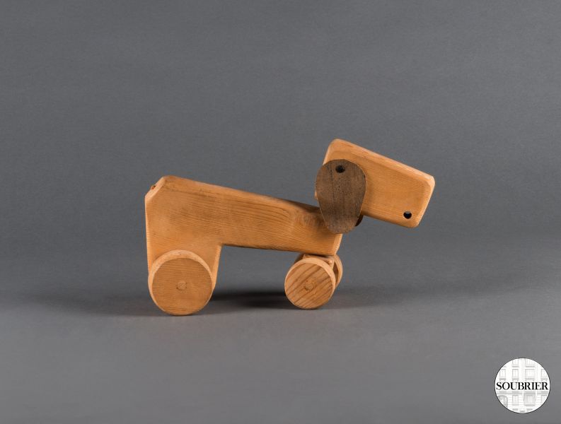 Wooden pull dog