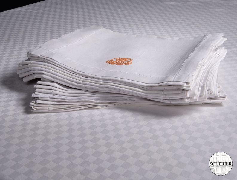 22 serviettes damas blanc, chiffre M