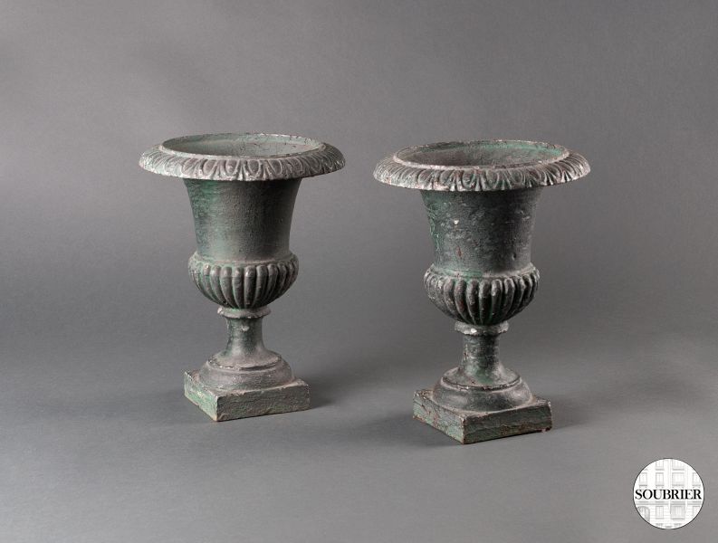 Deux vases Médicis en bronze