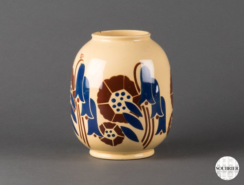 Beige vase, garnet and blue flowers