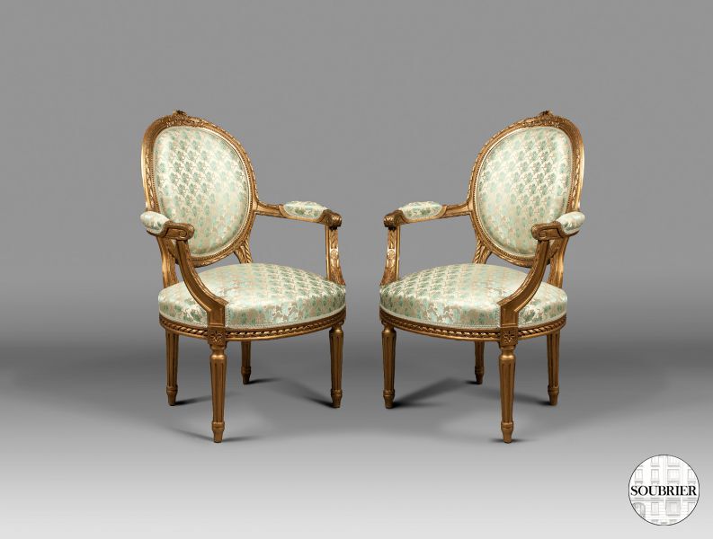 Louis XVI armchairs médiallons