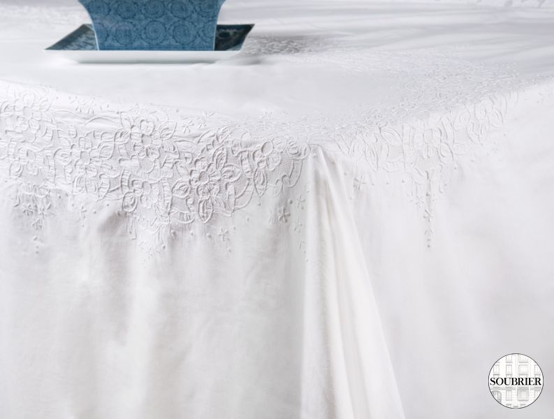 Oval embroidered cotton tablecloth