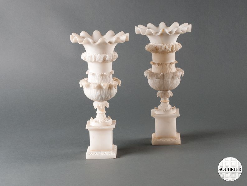 Deux vases Médicis en albâtre