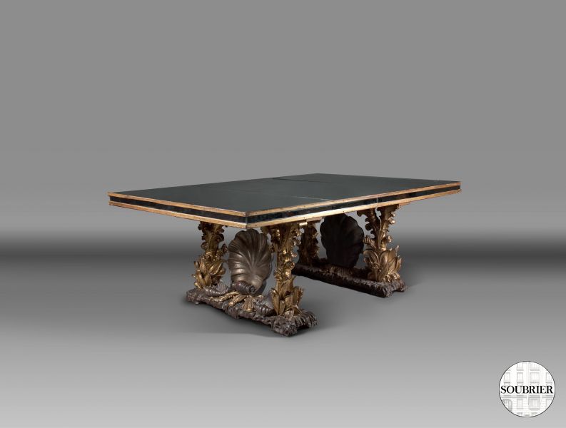 Table sculptée