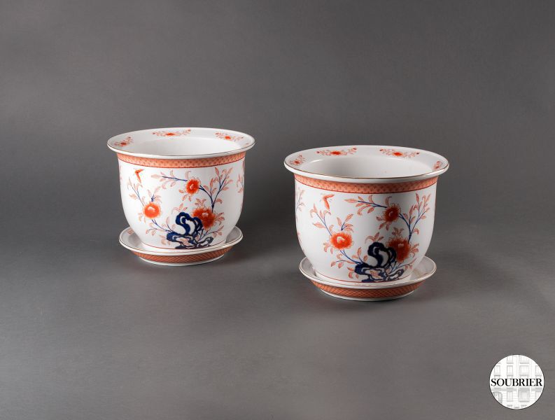 Two caches porcelain pot