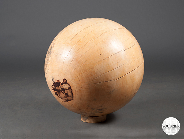Sculpture en forme de boule