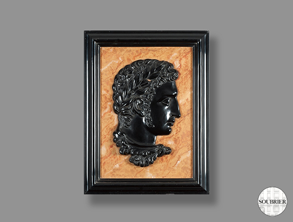 Plaque romaine d'un profil