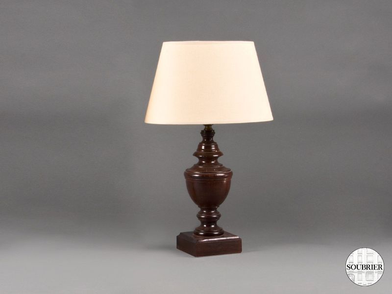Wooden urn lamp