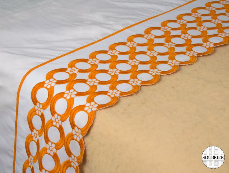 Paire de draps à broderies orange