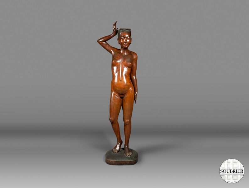 Statue d'une femme nue en bois