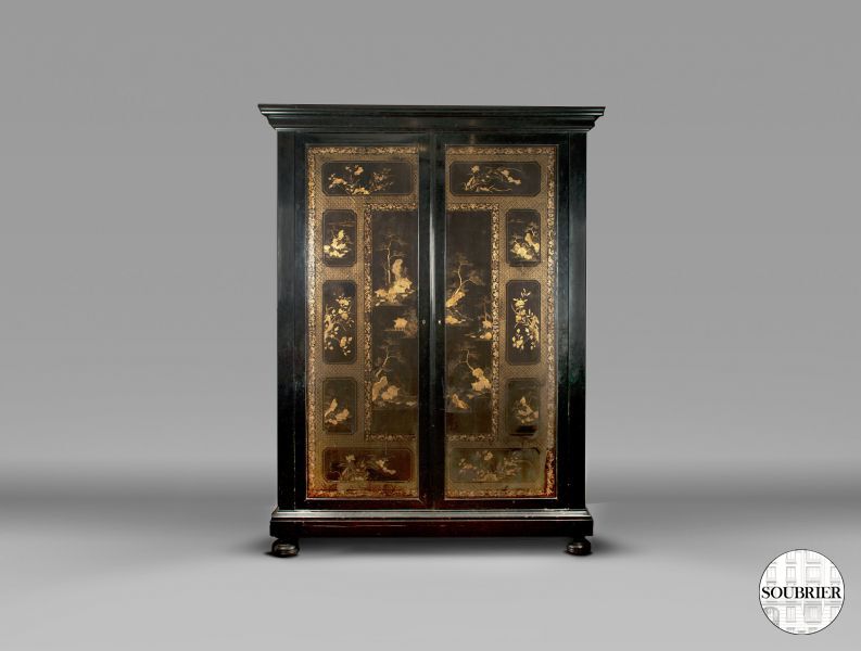 Cabinet in black lacquer