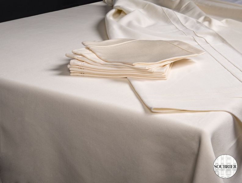 Overstitched ecru Cotton tablecloth