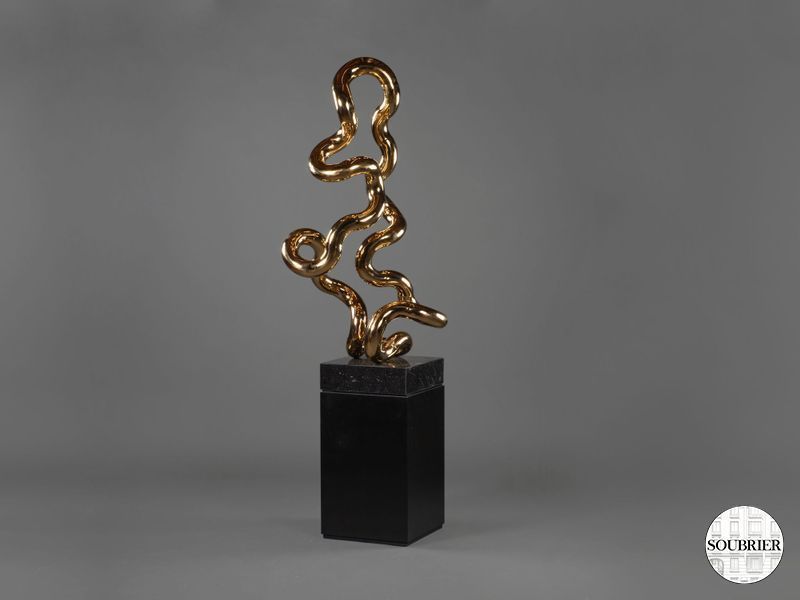 sculpture moderne dorée