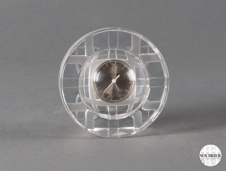 Round crystal clock