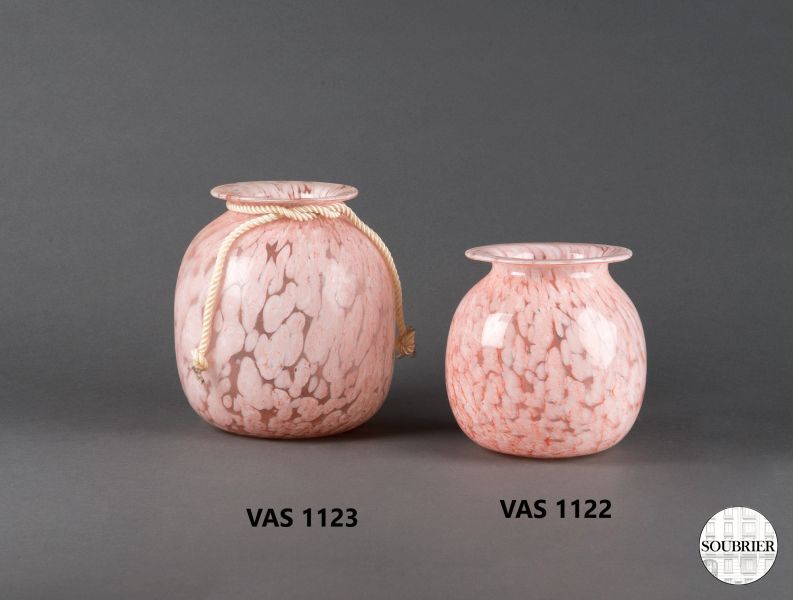 Vases boules en verre rose