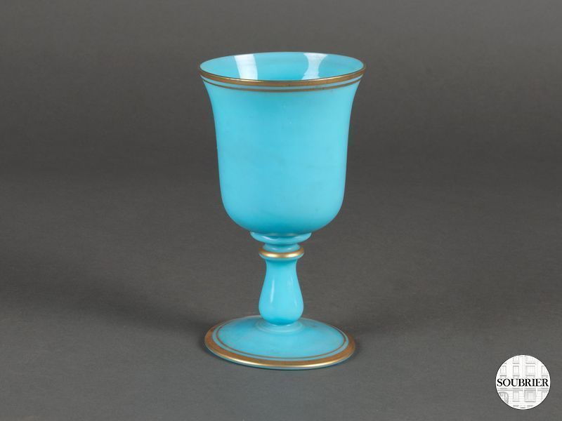 petit vase sur pied opaline bleue