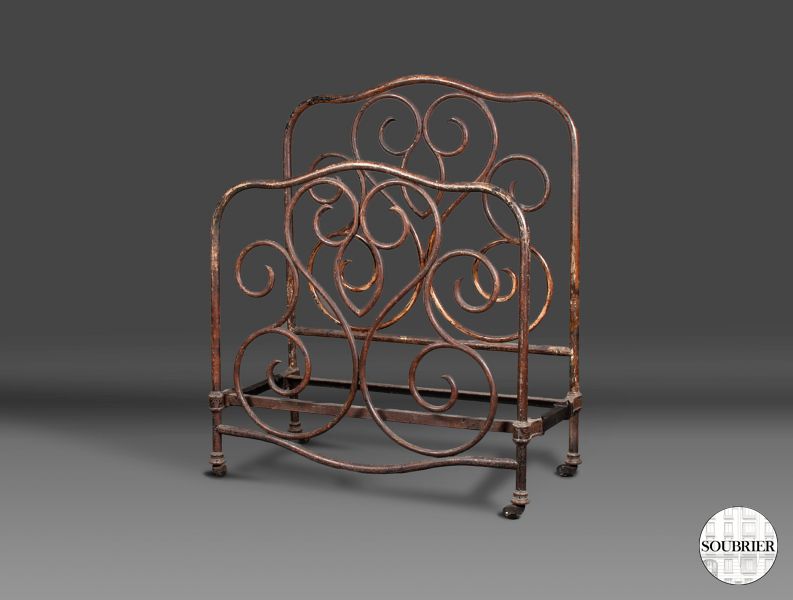 Iron bed so bentwood