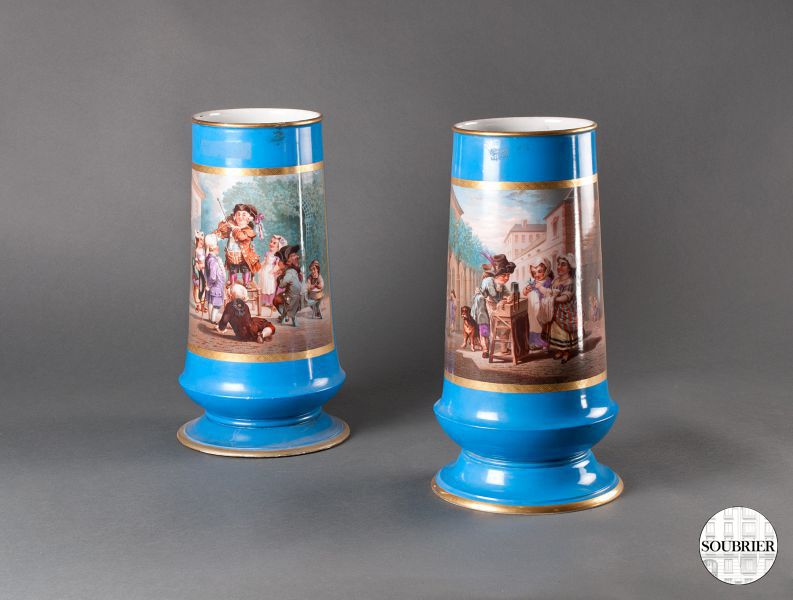 Deux vases en porcelaine