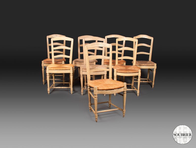 8 Mulched and lacquered chairs