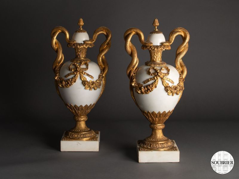 Deux vases marbre blanc et bronzes dorée