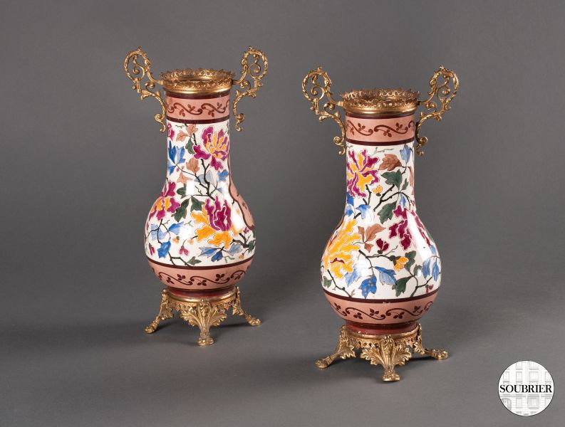 Deux vases en porcelaine