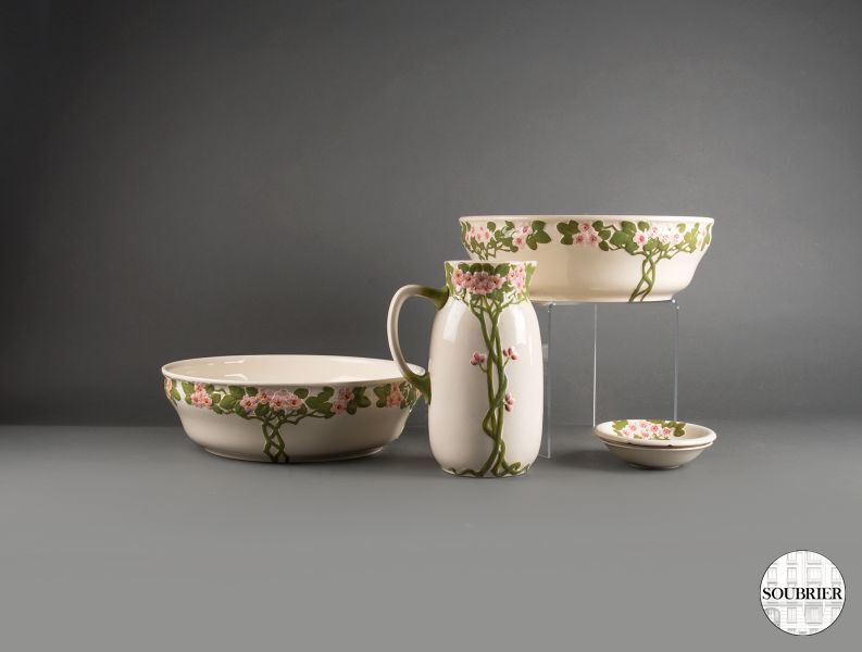 Earthenware toilet set