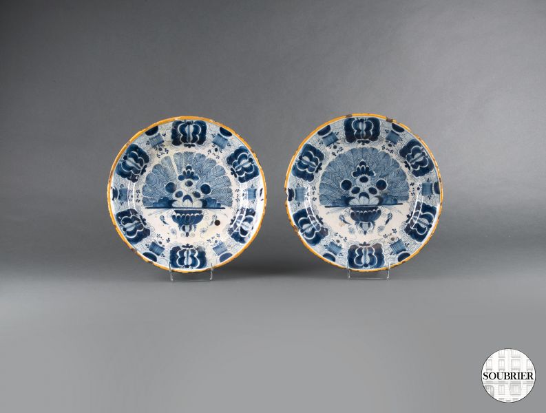 Pair of Delft plates