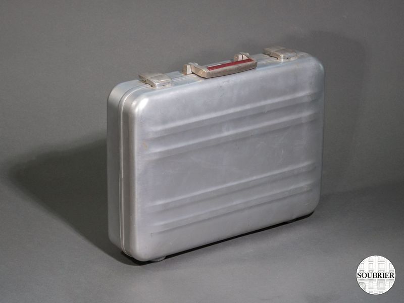 Petite valise en métal gris
