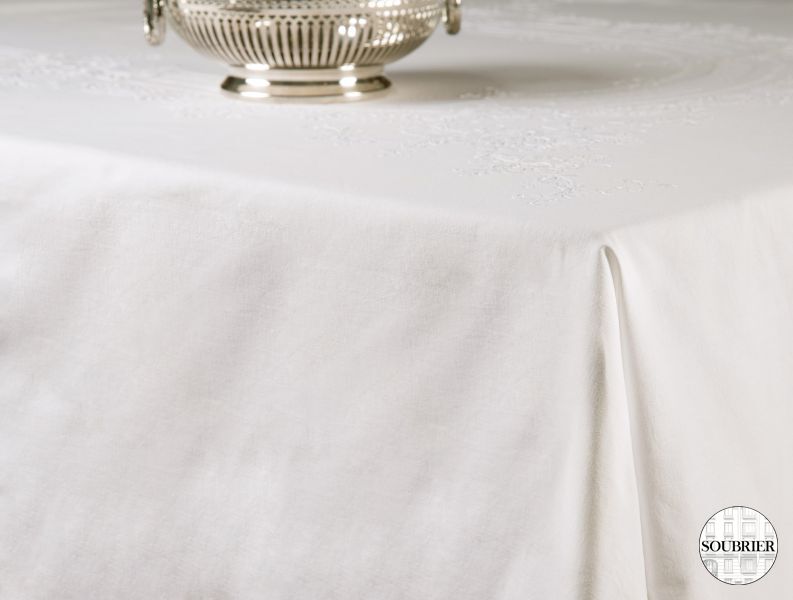 Oval embroidered cotton tablecloth