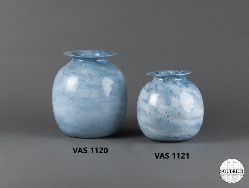 Vases boules en verre bleu