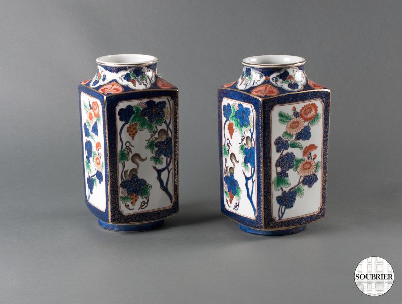 Deux vases en porcelaine