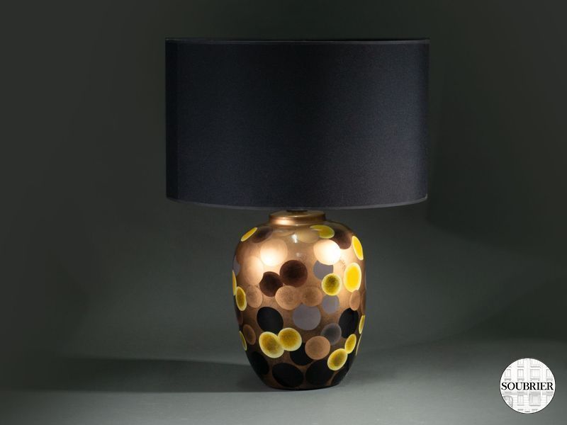 Lampe à décor de pastilles dorées