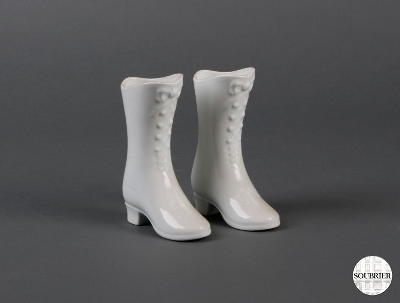 Paire des bottines en porcelaine