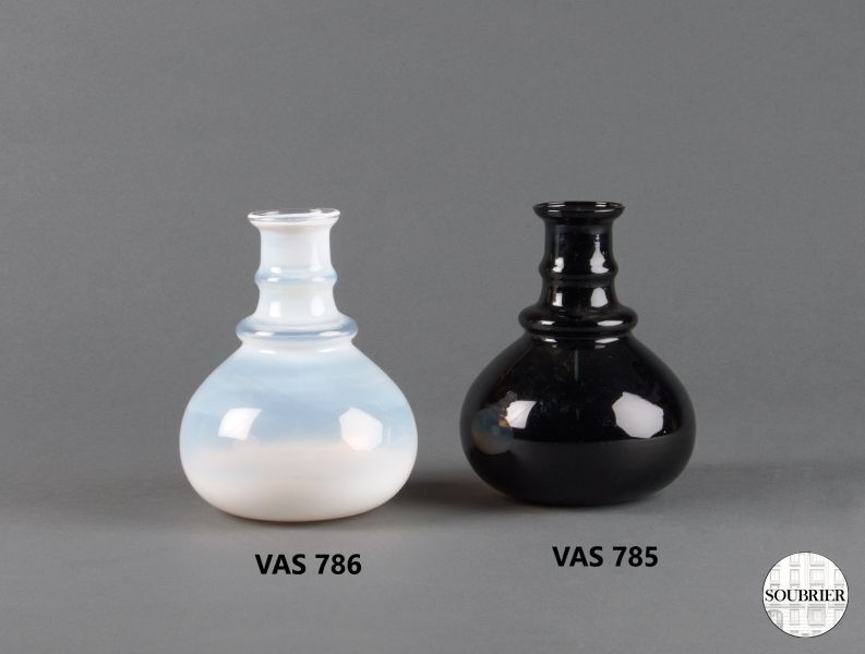 Vases en verre irisé blanc et noir