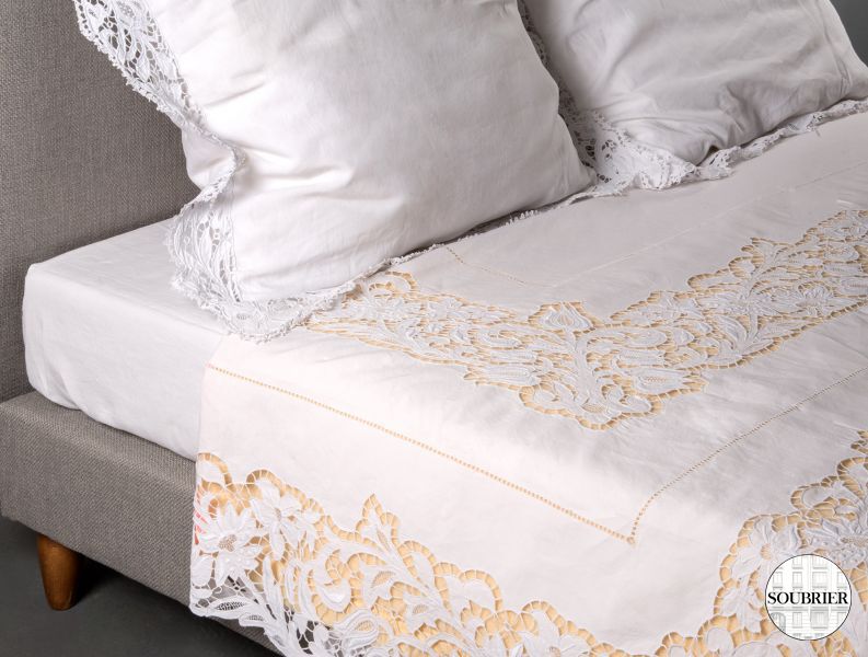 Embroidered Richelieu top sheet