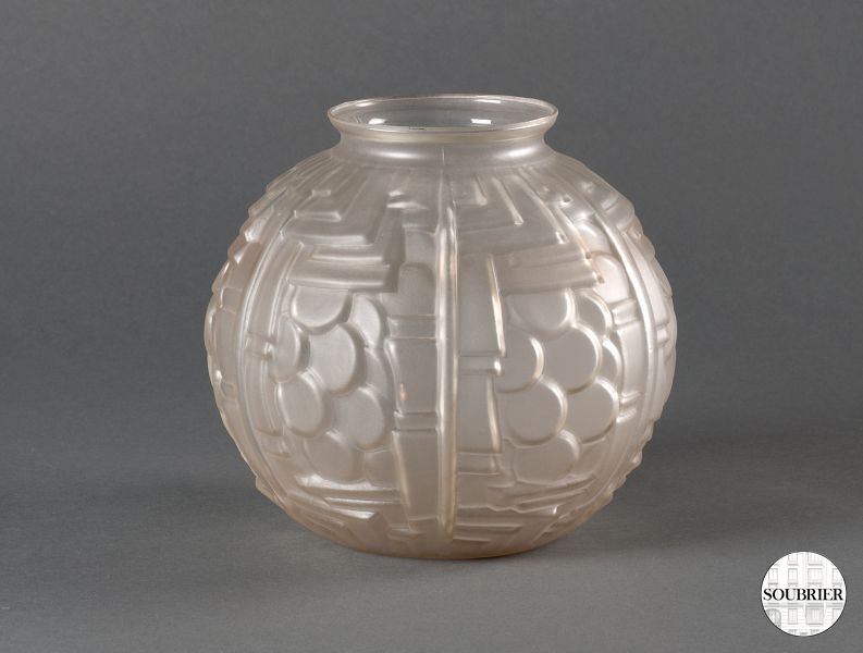 Vase en boule et en verre moulé