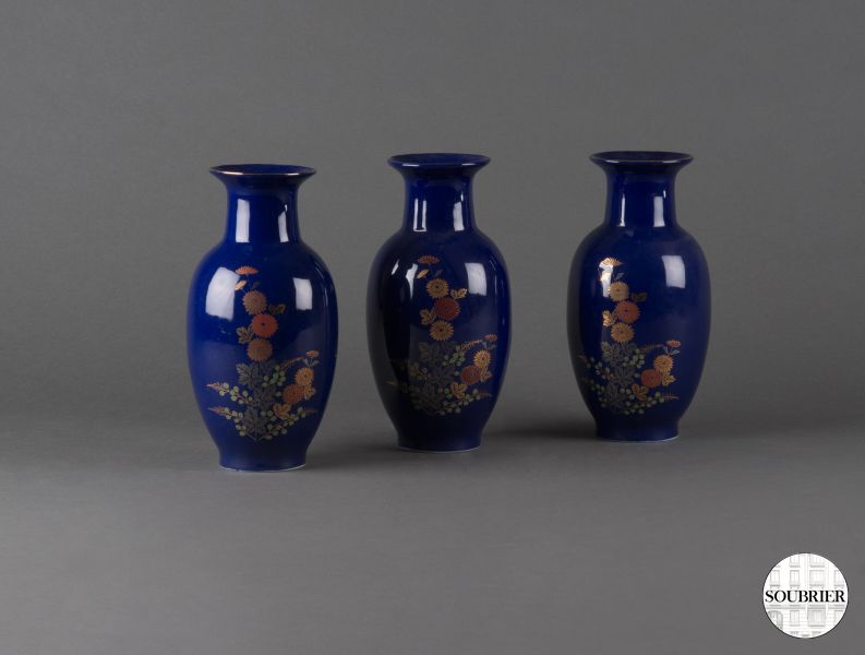 Vase en porcelaine bleue à fleurs