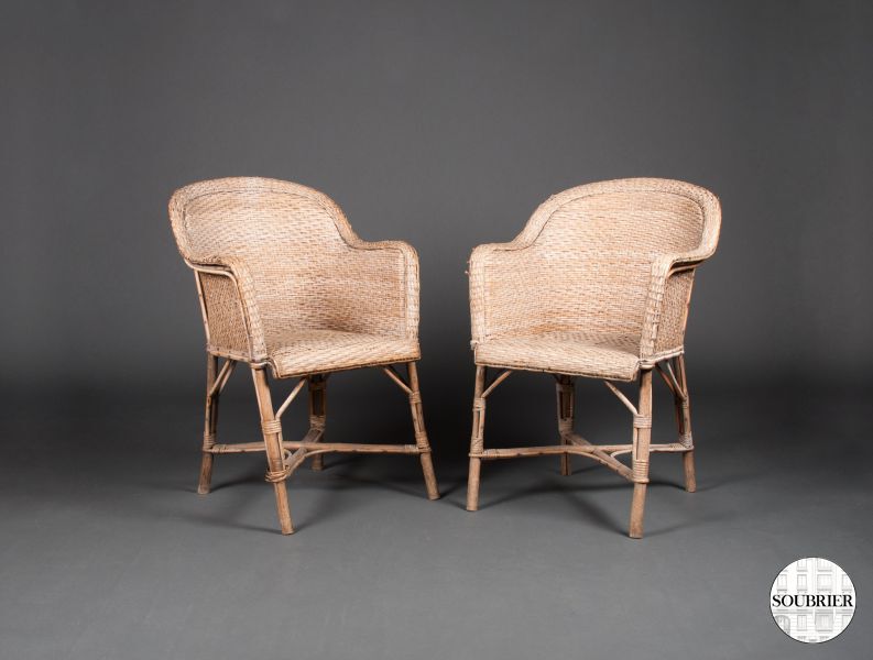 Deux fauteuils et une chaise