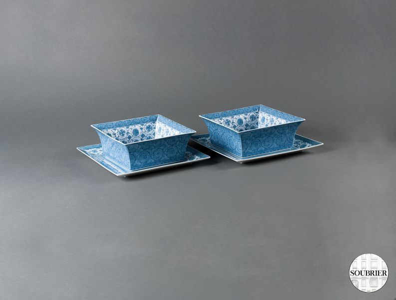 Deux coupes en porcelaine