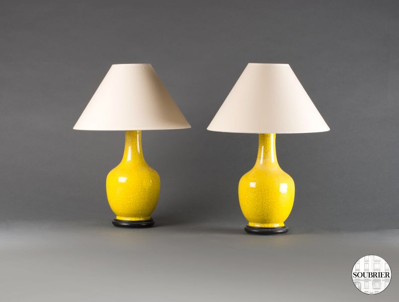 Paire de lampes en faïence jaune